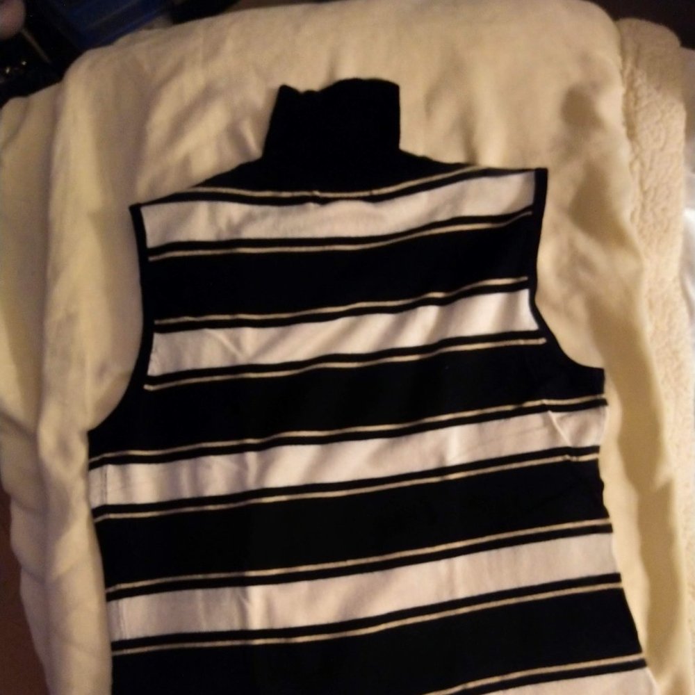 Turtle neck sleeveless top
